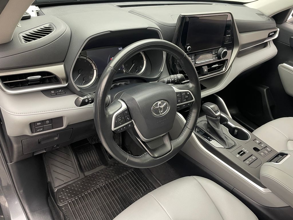 Thumbnail: 2023 Toyota Highlander - 11