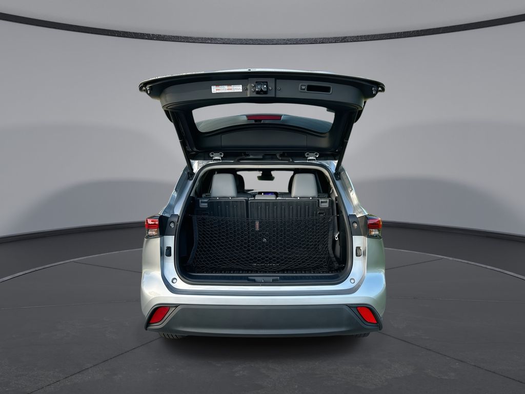 Thumbnail: 2023 Toyota Highlander - 32