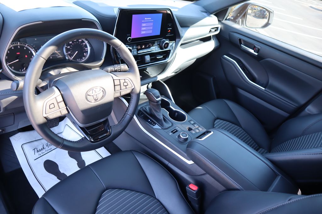 Thumbnail: 2023 Toyota Highlander - 9