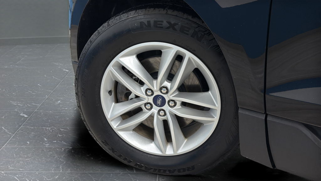 Used 2018 Shadow Black Ford SEL image 36