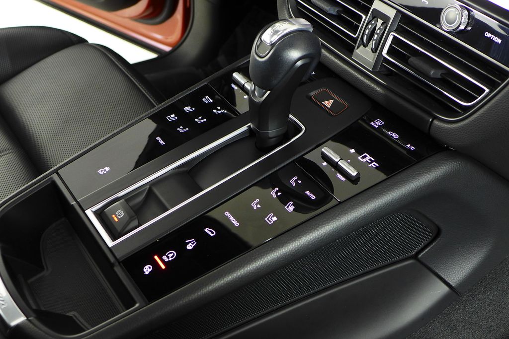 Thumbnail: 2022 Porsche Macan - 15