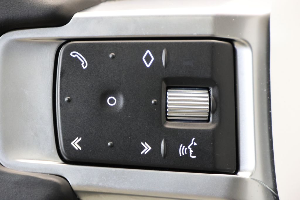 Thumbnail: 2023 Land Rover Discovery - 18