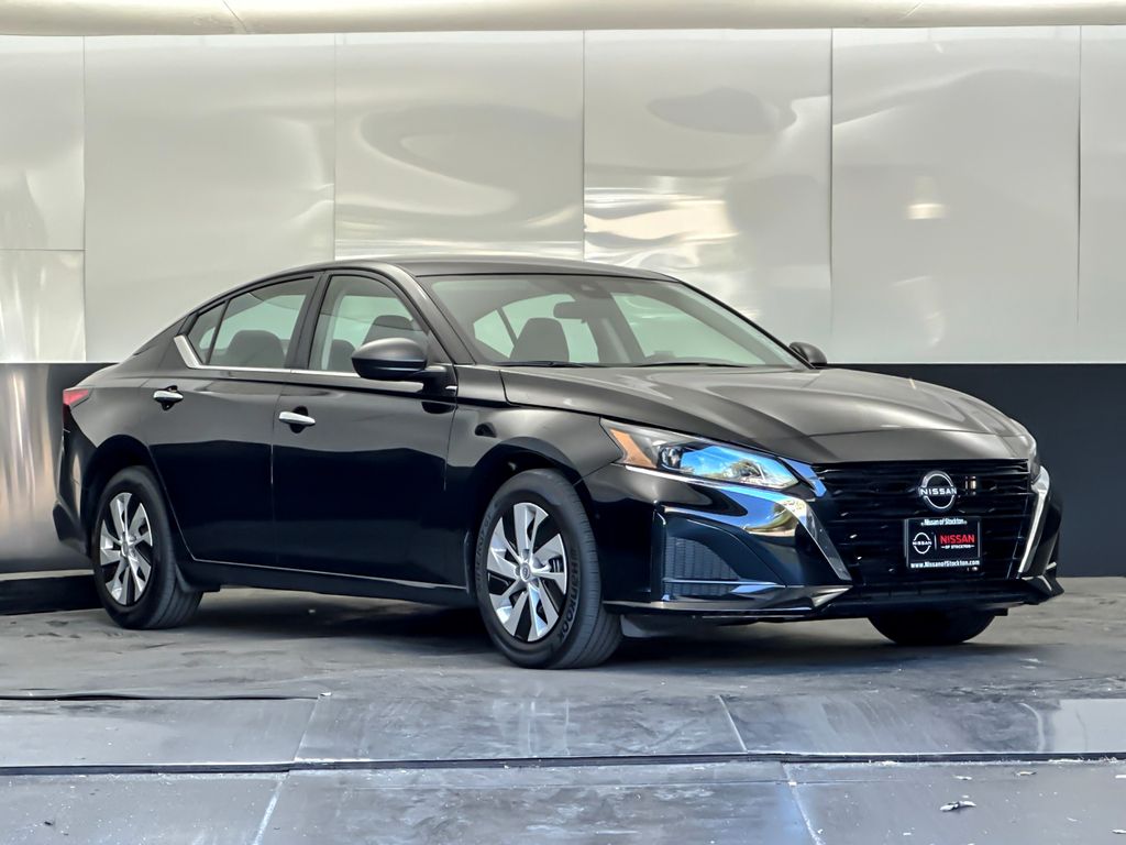Super Black Clearcoat 2025 Nissan Altima Sedan Front-Wheel Drive Continuously Variable Transmission