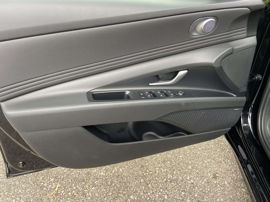 Used 2025 Black Hyundai Limited image 11