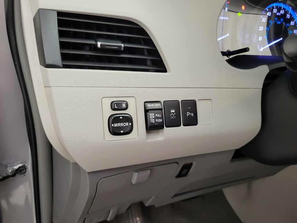 Thumbnail: 2012 Toyota Sienna - 26