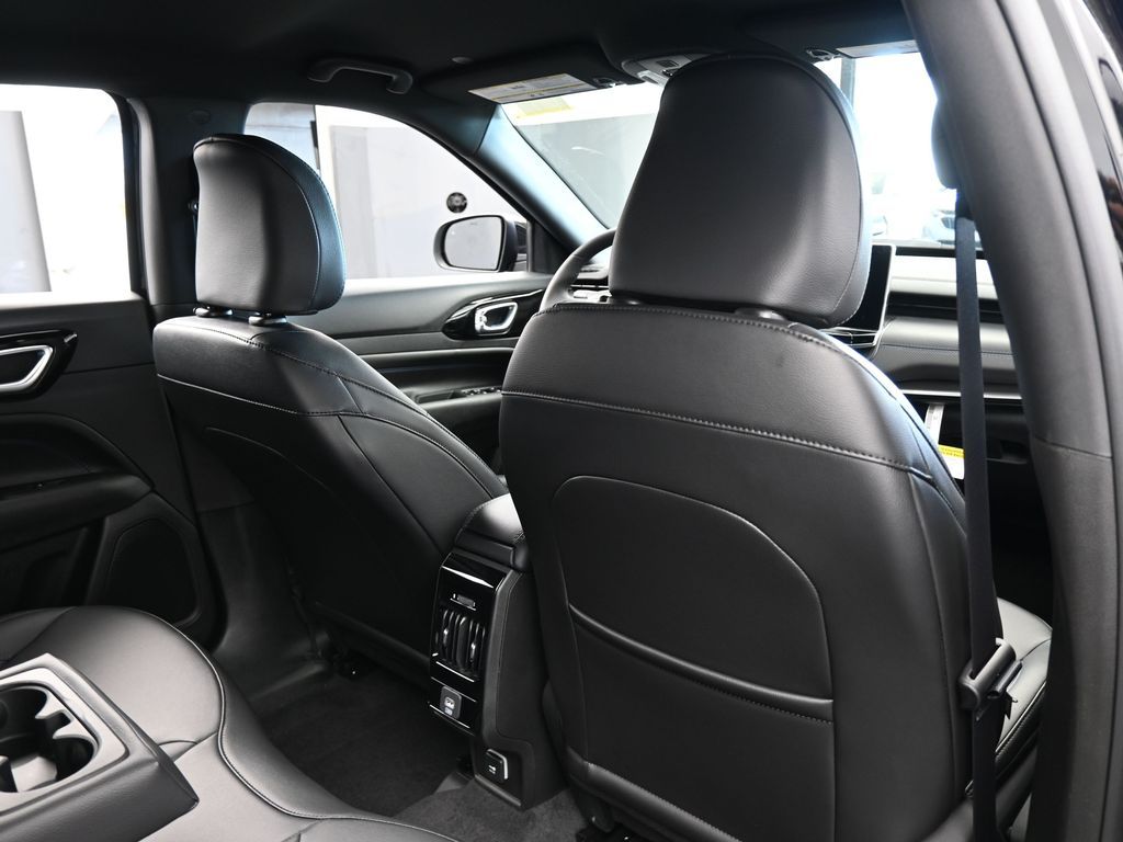 New 2026 diamond black crystal pearlcoat Jeep Latitude image 35