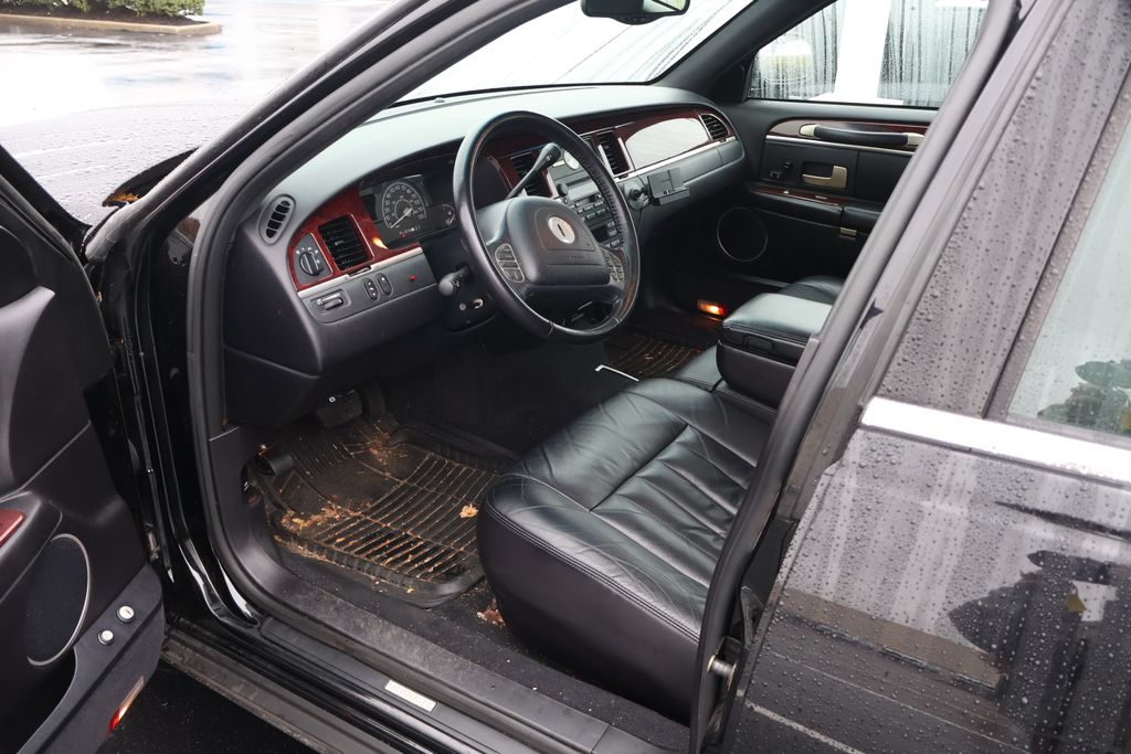Thumbnail: 2004 Lincoln Town Car - 12