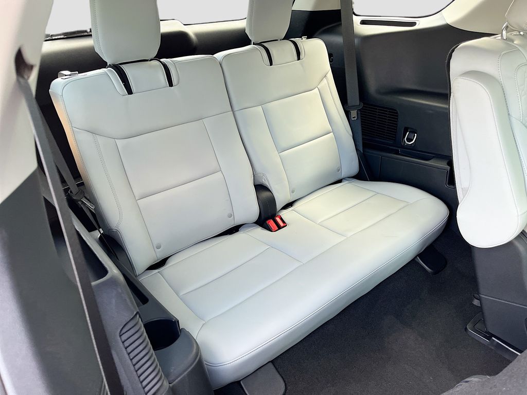 Used 2025 Gray Metallic Ford Platinum image 29