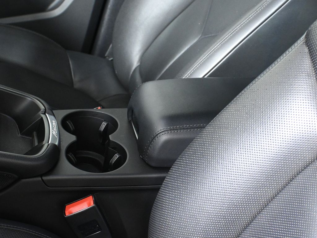 Thumbnail: 2023 Porsche Macan - 29