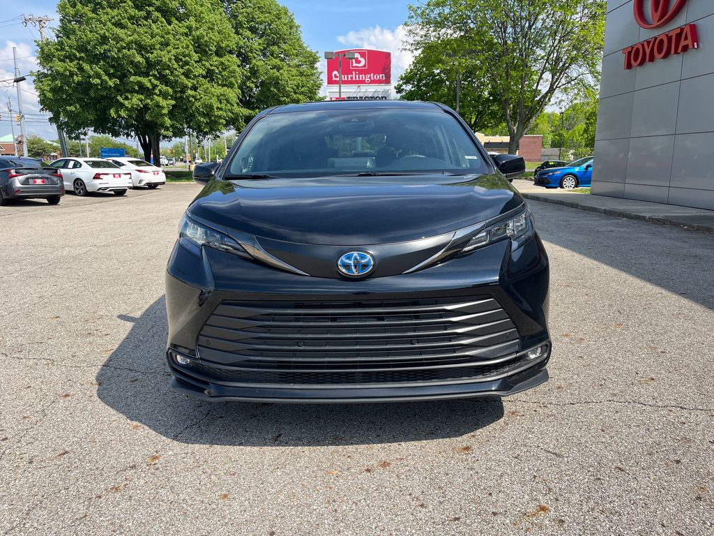 2024 Toyota Sienna Woodland Edition photo