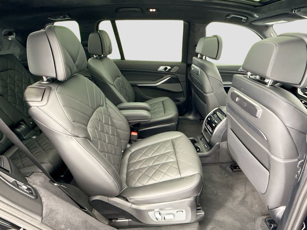 Thumbnail: 2026 BMW X7 - 21