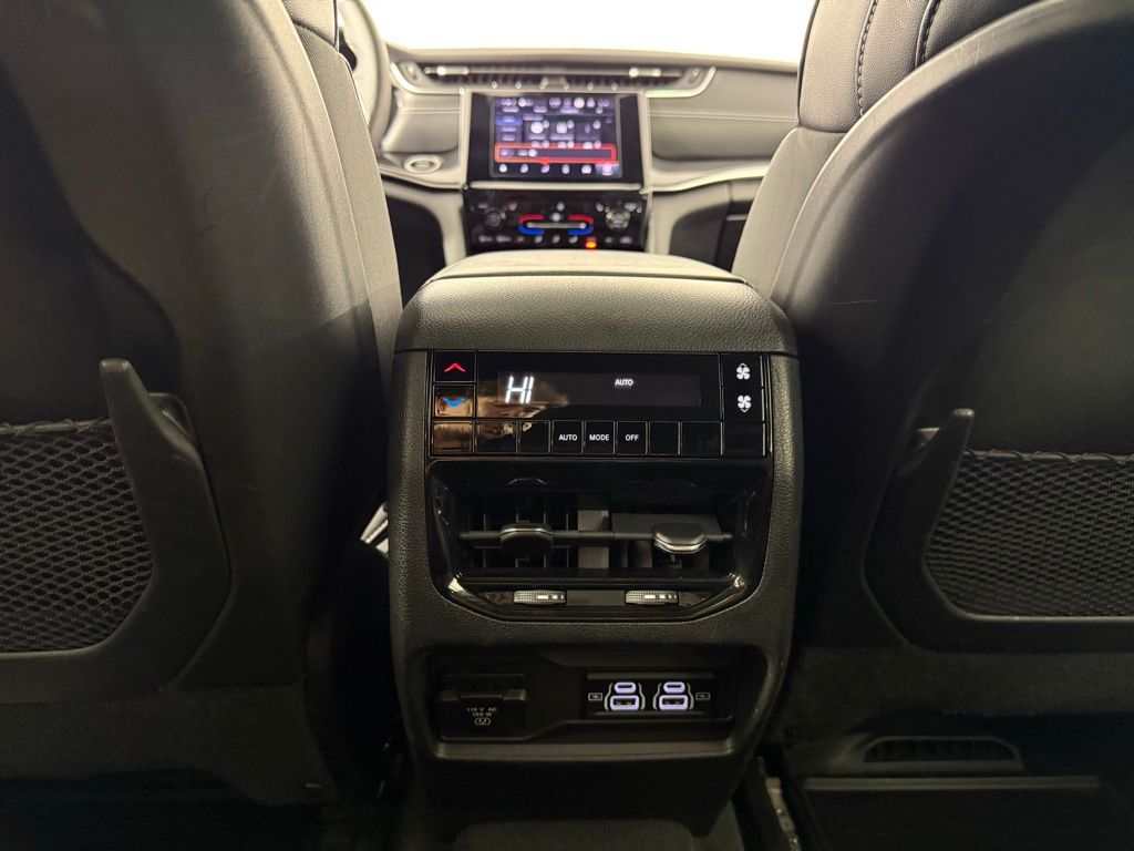 2023 Jeep Grand Cherokee L Altitude 18