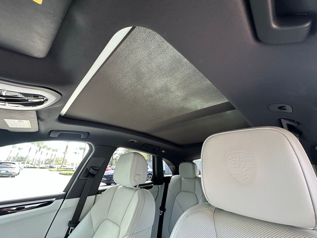 Thumbnail: 2022 Porsche Macan - 25