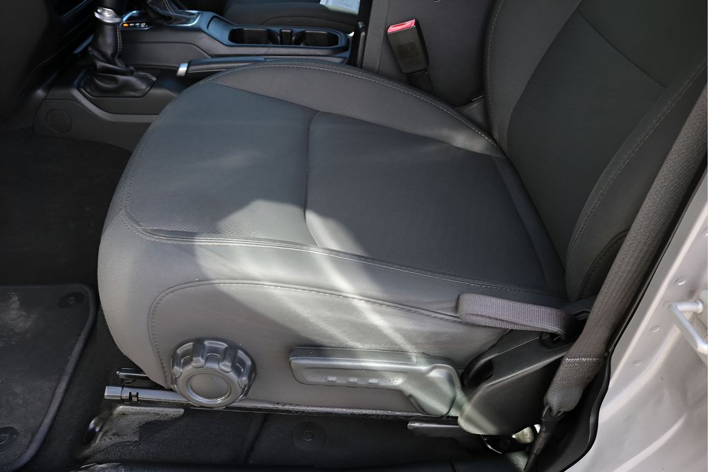 Used 2019 Silver Jeep Unlimited Sahara image 12