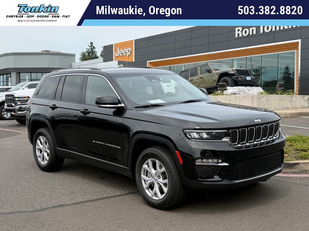 Diamond Black Crystal Pearlcoat 2022 Jeep Grand Cherokee SUV / Crossover Four-Wheel Drive 8-Speed Automatic