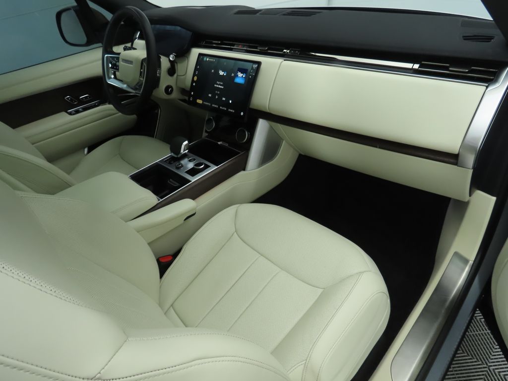 2023 Land Rover Range Rover SE 18