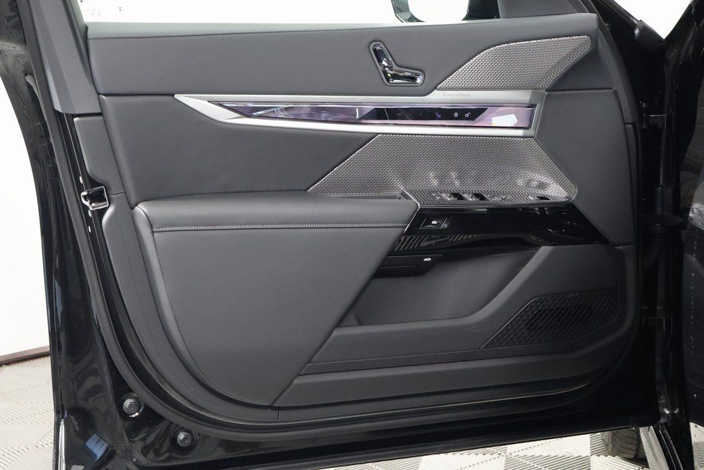 Thumbnail: 2026 BMW 7 Series - 7