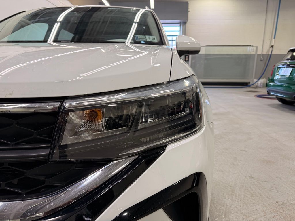 Thumbnail: 2022 Volkswagen Taos - 9