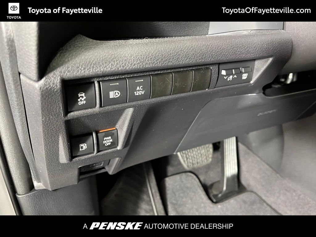 2025 Toyota Sienna XSE 32
