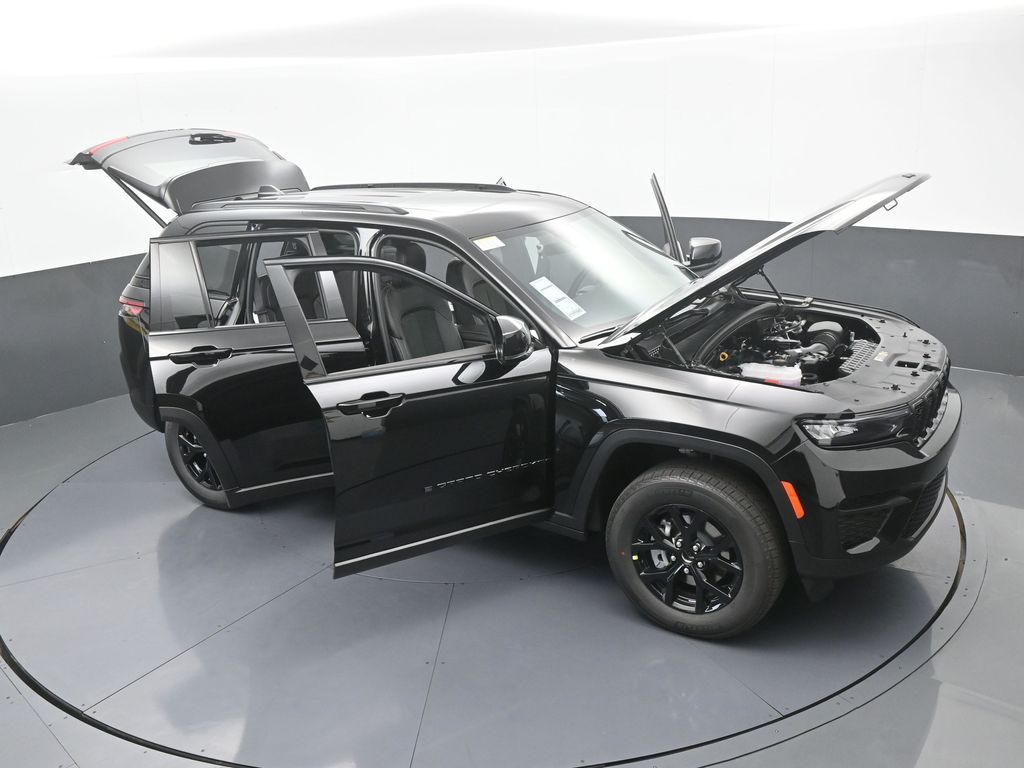 New 2025 Diamond Black Crystal Pearlcoat Jeep Laredo image 54