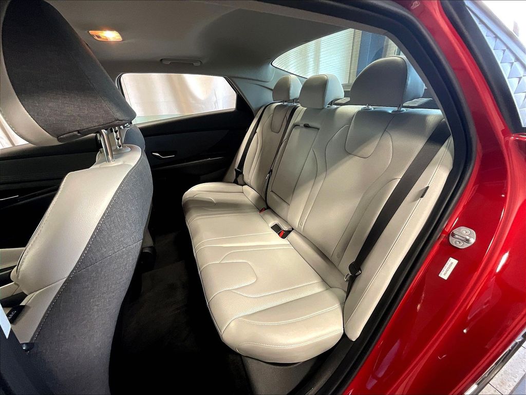 2025 Hyundai Elantra — photo 15