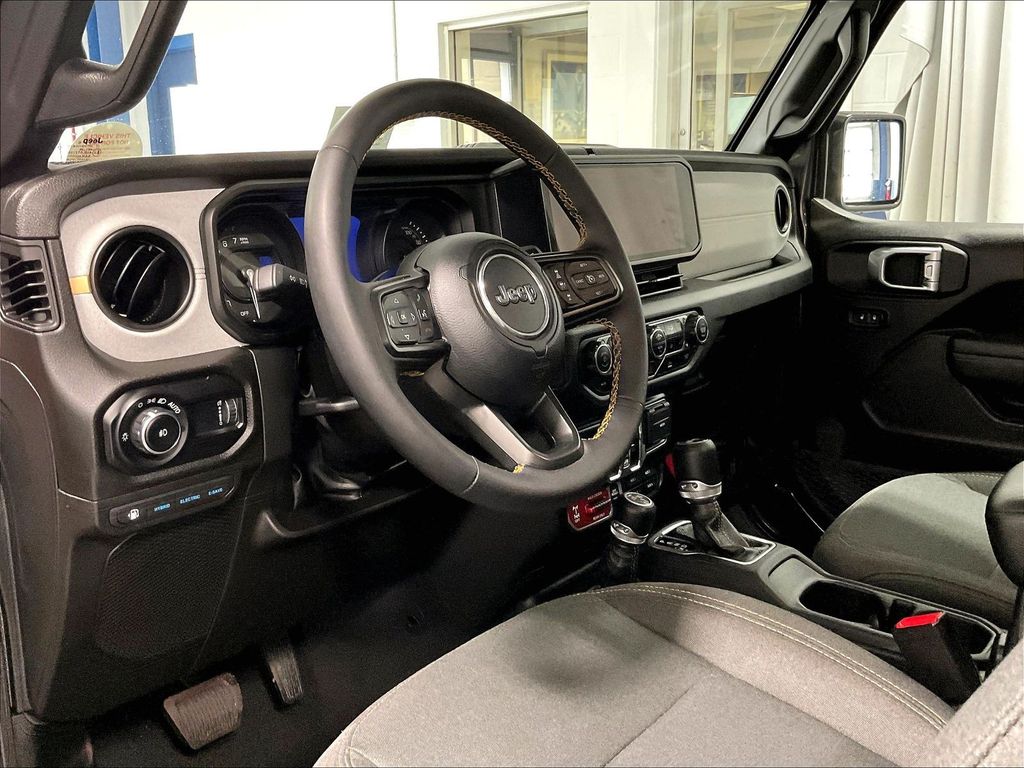 2024 Jeep Wrangler — photo 8