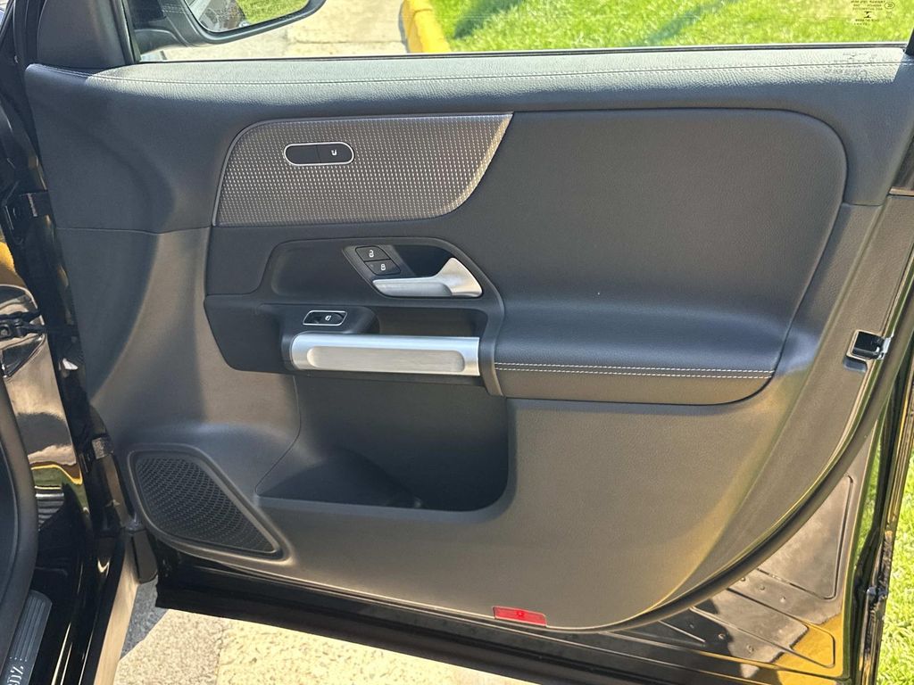 Thumbnail: 2022 Mercedes-Benz GLB - 19