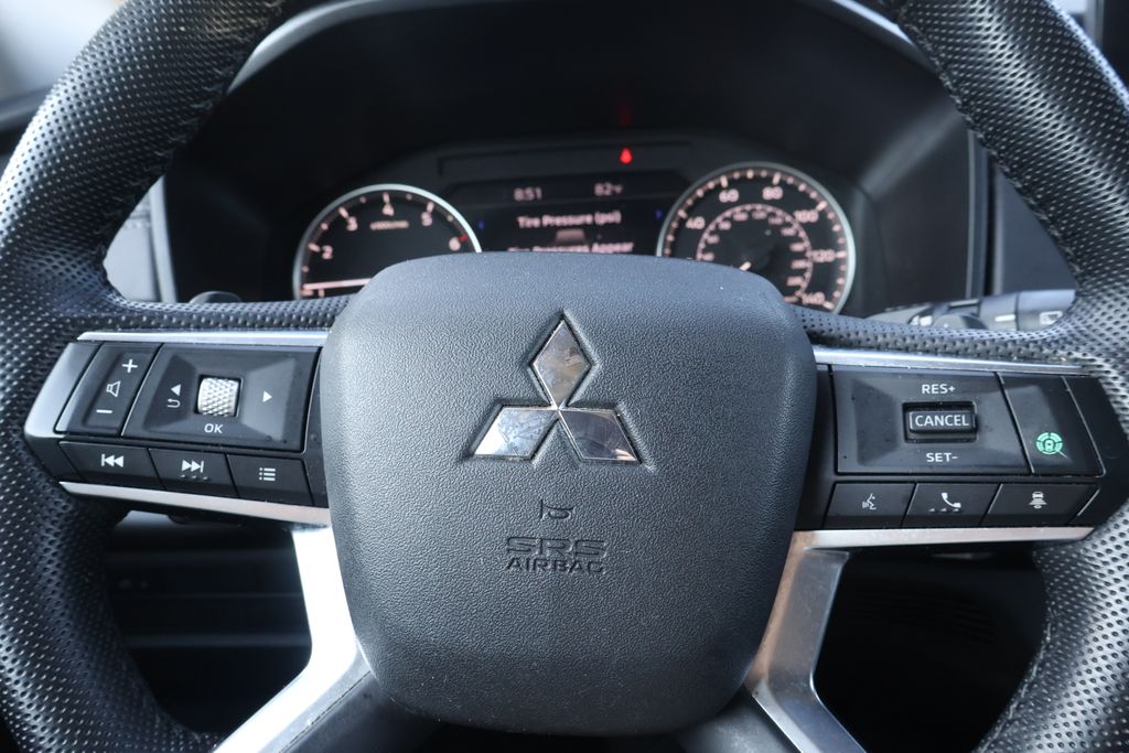 Thumbnail: 2023 Mitsubishi Outlander - 19