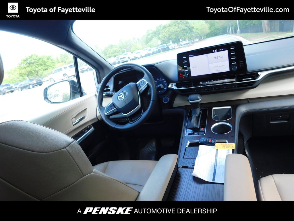 2023 Toyota Sienna XLE 8