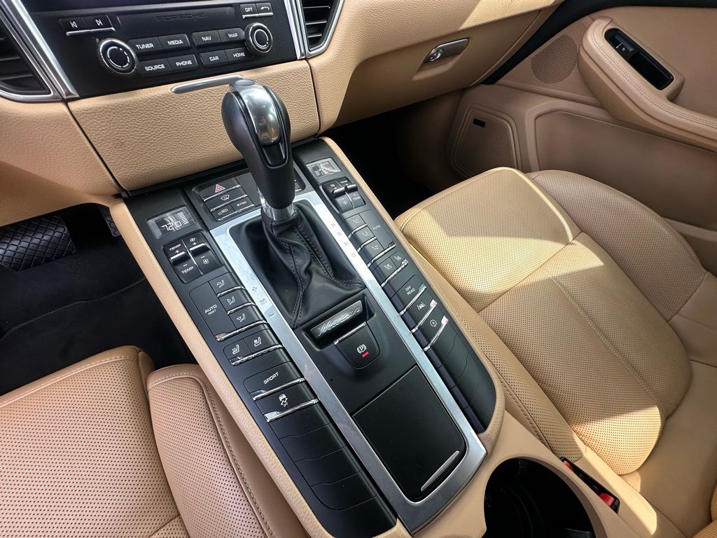Thumbnail: 2018 Porsche Macan - 27