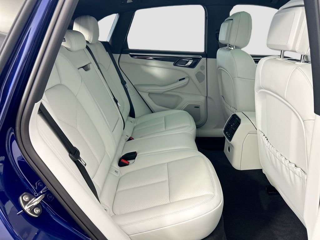 Thumbnail: 2026 Porsche Macan - 23