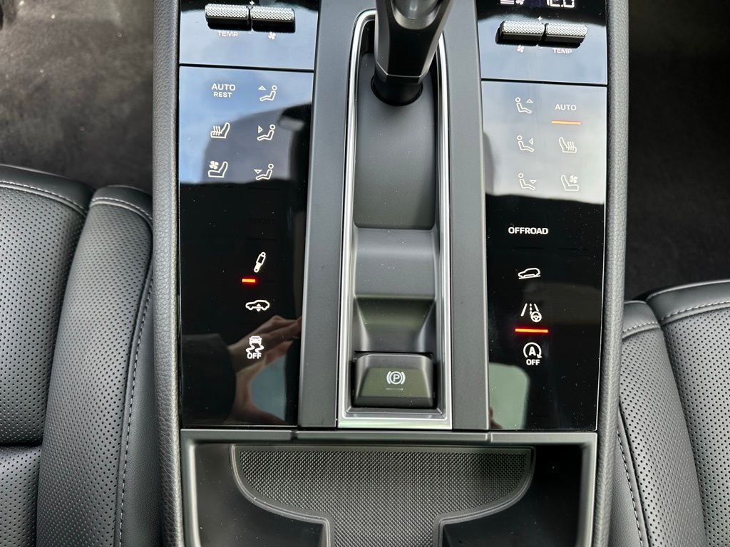 Thumbnail: 2026 Porsche Macan - 26