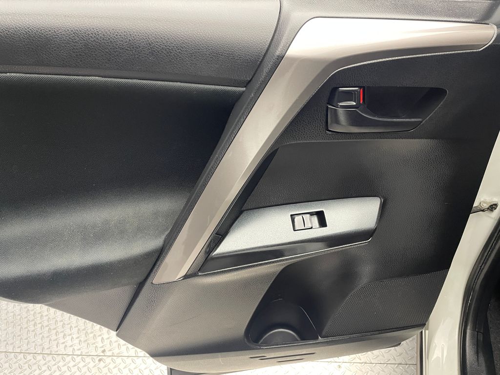 Thumbnail: 2018 Toyota RAV4 - 27