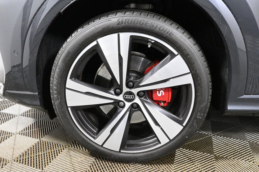 Thumbnail: 2025 Audi SQ5 - 12