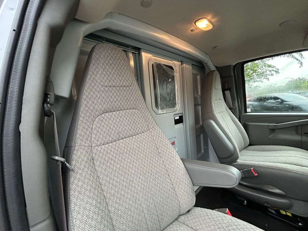 New 2025 Summit White Chevrolet Work Van image 33