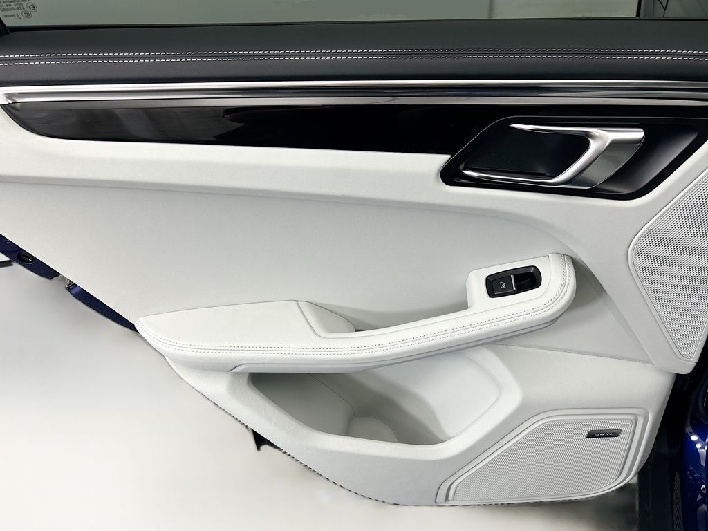 Thumbnail: 2026 Porsche Macan - 27