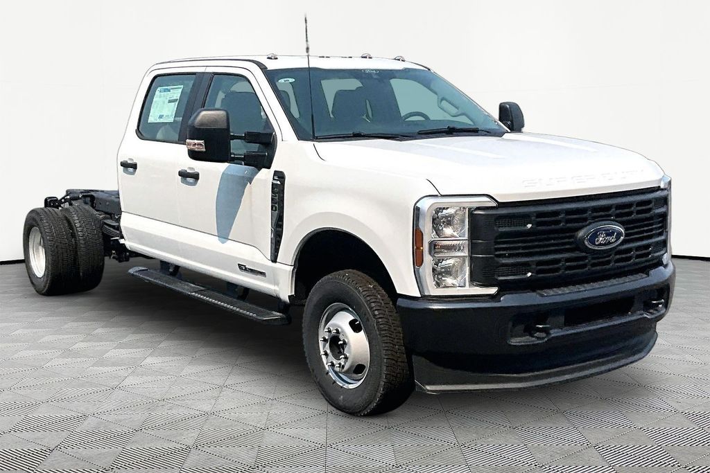 Oxford White 2026 Ford F-350 Super Duty Chassis Pickup Truck Four-Wheel Drive Automatic