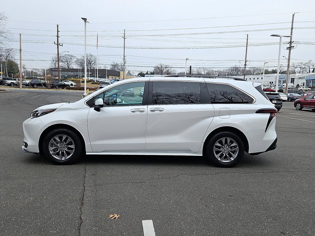 Thumbnail: 2025 Toyota Sienna - 8