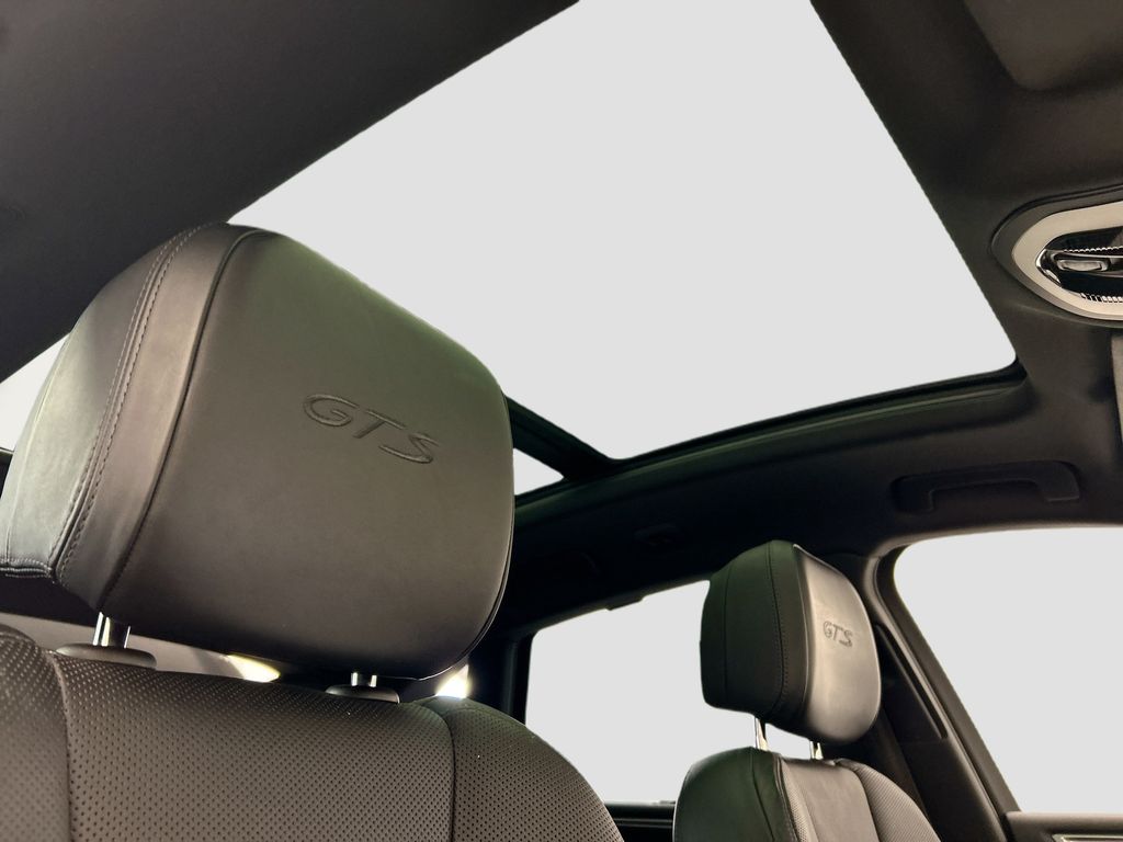 Thumbnail: 2021 Porsche Macan - 17