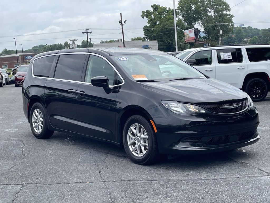 2023 Chrysler Voyager LX
