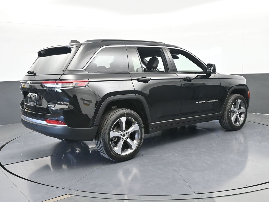 New 2026 Diamond Black Crystal Pearlcoat Jeep Limited image 6