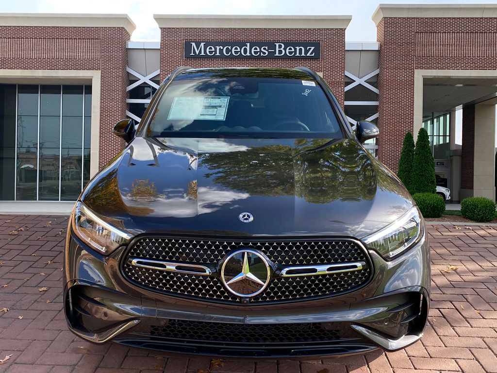 2025 Mercedes-Benz GLC 300 2