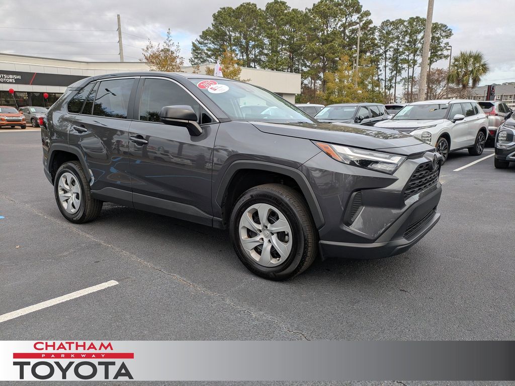 2025 Toyota RAV4 LE's photo