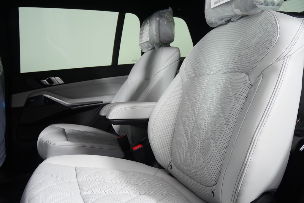 Thumbnail: 2026 BMW X7 - 16