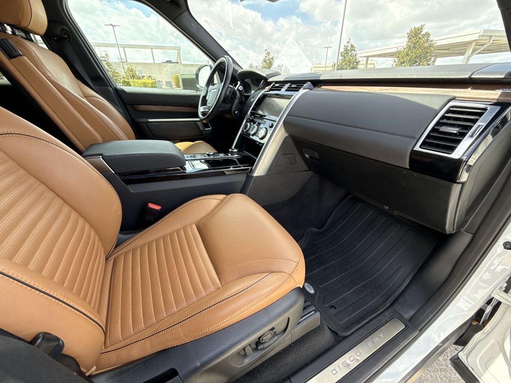 Thumbnail: 2018 Land Rover Discovery - 15