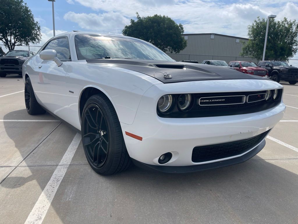 Bright White Clearcoat 2016 Dodge Challenger Coupe Rear-Wheel Drive 6-Speed Manual