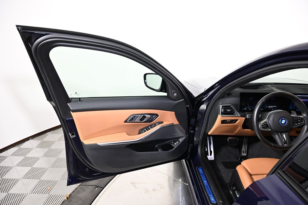 Thumbnail: 2023 BMW 3 Series - 21