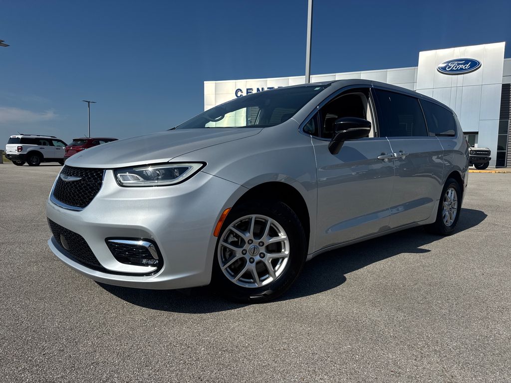 Silver Mist Clearcoat 2024 Chrysler Pacifica Minivan Front-Wheel Drive 9-Speed Automatic