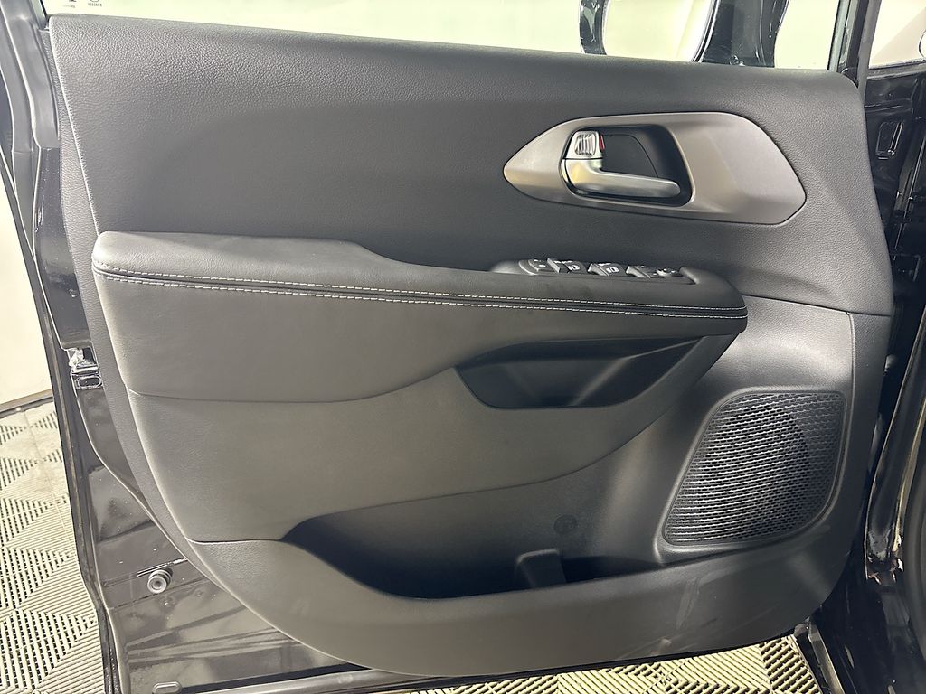 2026 Chrysler Voyager LX