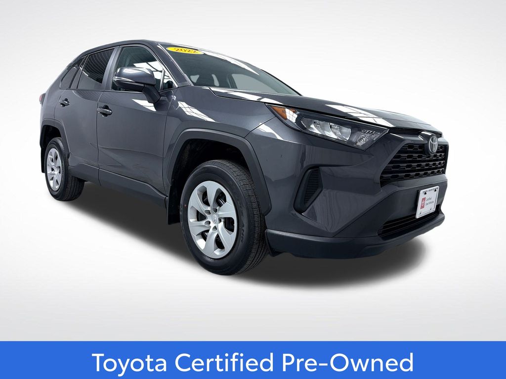 2022 Toyota RAV4 LE's photo